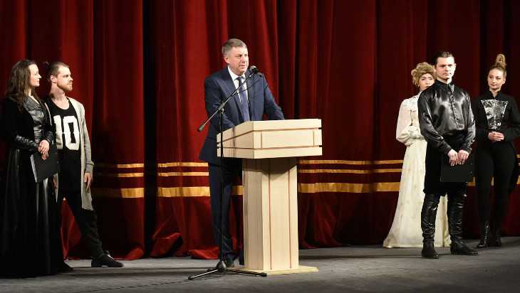 Губернатор Богомаз объявил брянский фестиваль «Театр+» открытым