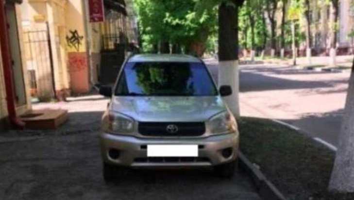 В Брянске водителя Toyota оштрафовали за стоянку на тротуаре