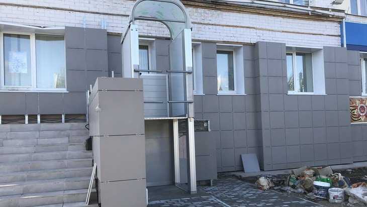 В Брянске у здания налоговой службы установили лифты для инвалидов