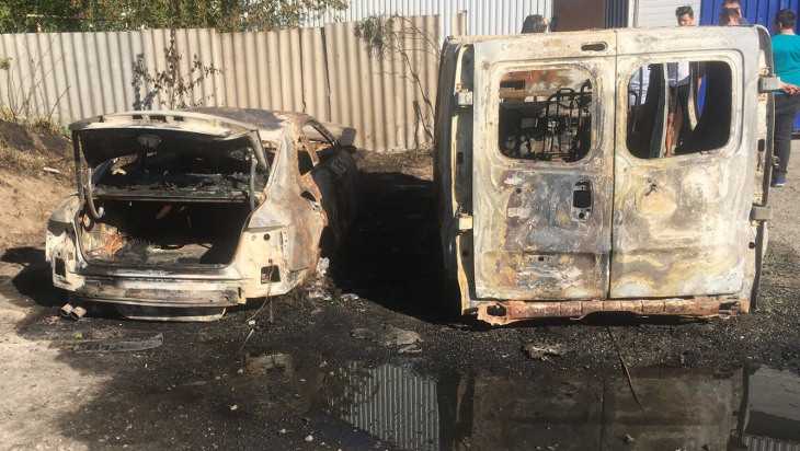Под Брянском огонь уничтожил «Ауди А5» и микроавтобус