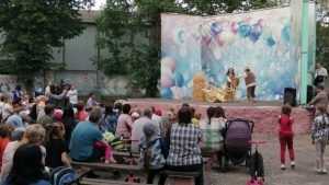 Кукольный театр из Болгарии для брянцев дал бесплатный спектакль на улице