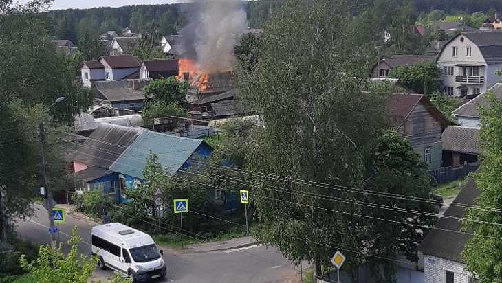 В Брянске сняли видео горевшего дома на Костромской улице