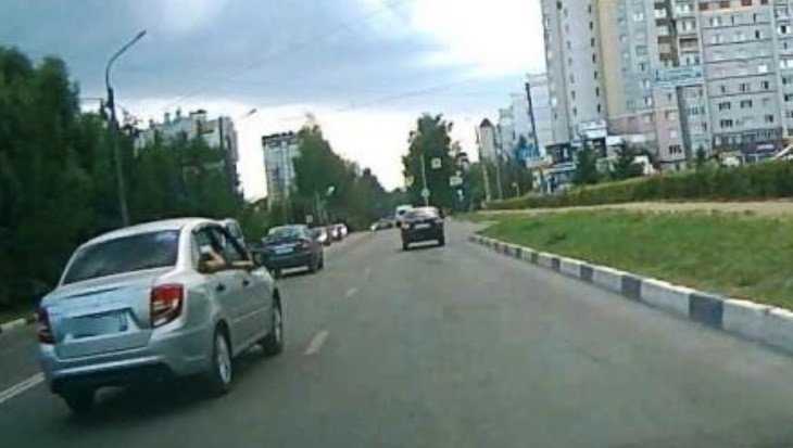 В Брянске наказали водителя «Лады» за опасный проезд на красный