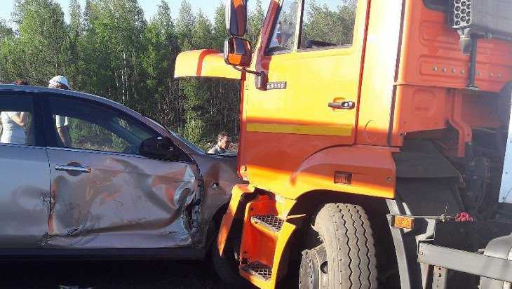 Под Брянском в ДТП с КамАЗом водитель «Рено» получил два перелома