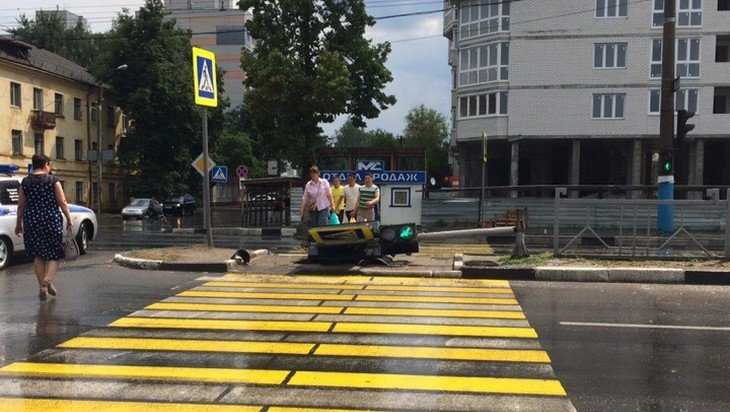 В Брянске на проспекте Московском светофор упал на дорогу