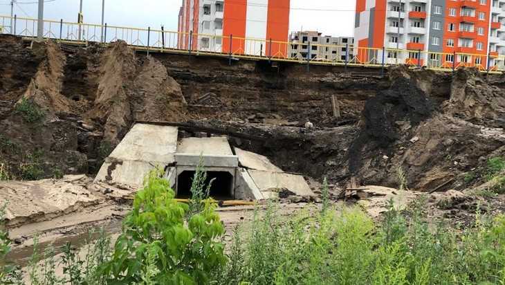Ливень нанес опасные разрушения дамбе на шоссе Брянск – Смоленск