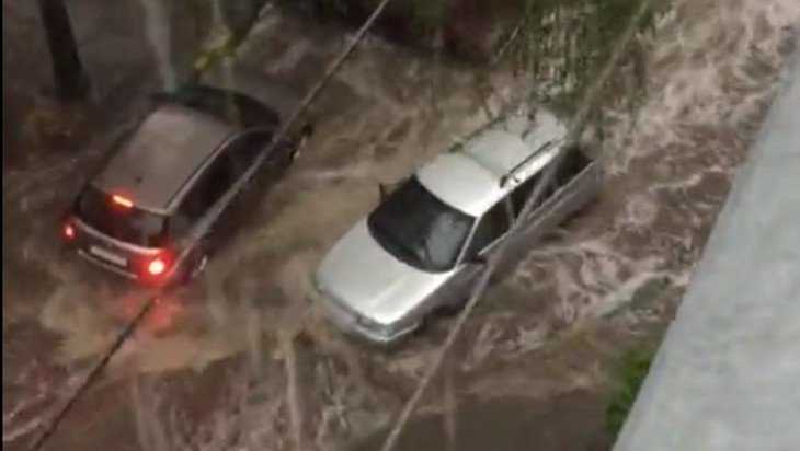 В Брянске сняли видео грязного потопа в переулке Пилотов