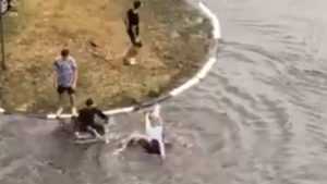 В Брянске сняли видео купающихся после дождя на дороге ребят