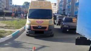 В Брянске во дворе дома микроавтобус сбил пятилетнюю девочку