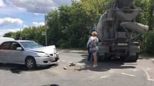 На улице Речной в Брянске столкнулись легковушка и бетономешалка