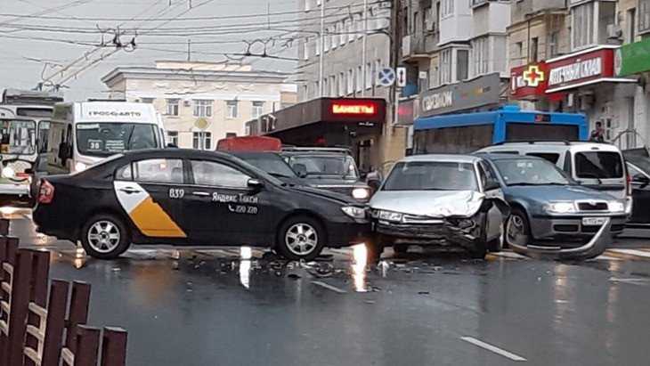 В Брянске на проспекте Ленина образовался затор из-за аварии с такси