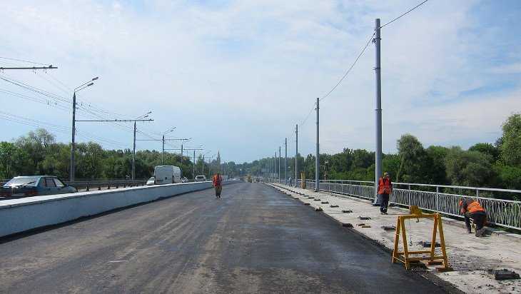 На Первомайском мосту в Брянске начали монтировать освещение