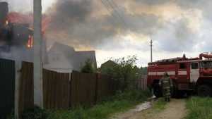 В Брянске молния сожгла двухэтажный дом в Фокинском районе