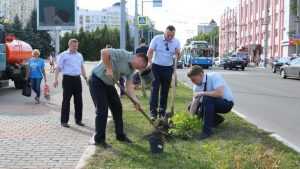 Брянские прокуроры высадили 50 кустарников на площади Партизан