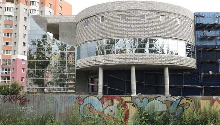 В Брянске зеркалом реанимировали загадочное здание на Счастливой улице