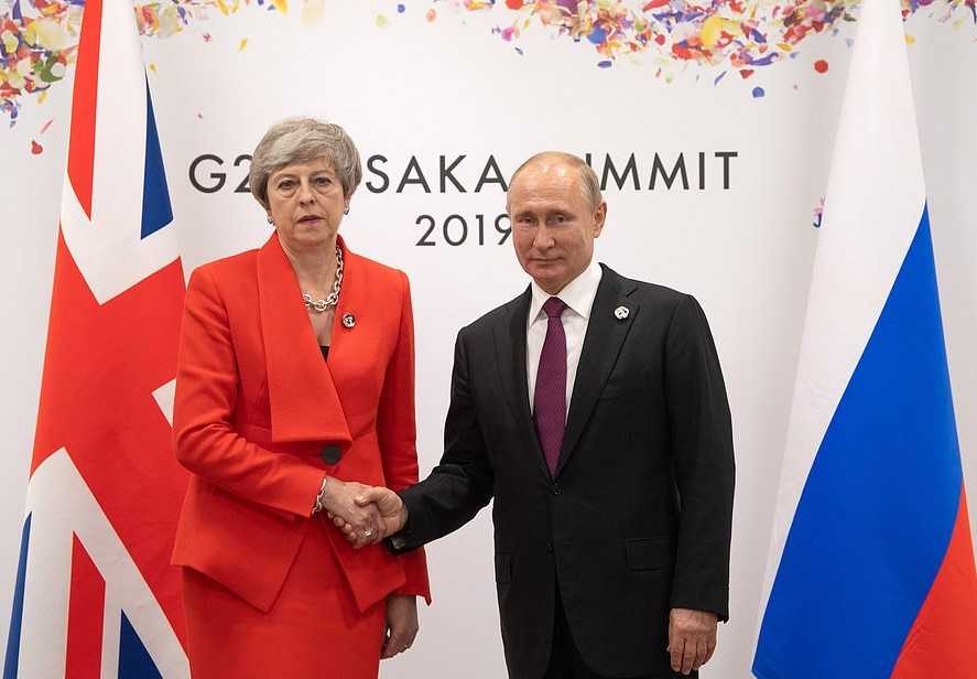 Англичане высмеяли своего премьер-министра за хмурый вид на встрече с Путиным