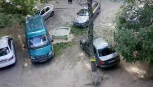 В Брянске детскую площадку превратили в стоянку автомобилей