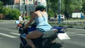 В Брянске мотоциклистка в сарафане лишила памяти водителя легковушки