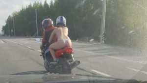 По брянской трассе пронеслась голая девушка на мотоцикле