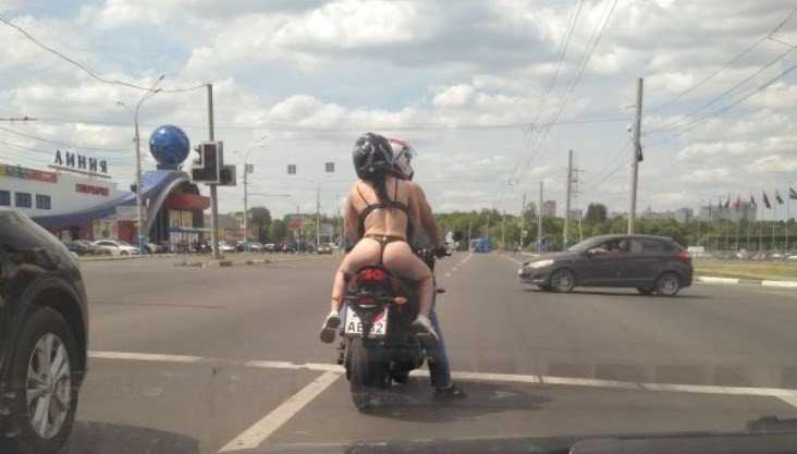 В Брянске накажут перевозившего голую девушку мотоциклиста