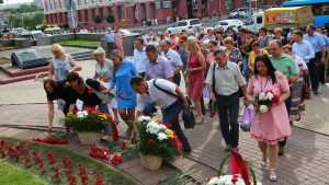 Тютчевский праздник начали с возложения цветов к памятнику поэту в Брянске