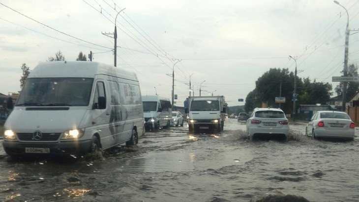 В Брянске улицы Бежицкого района после ливня ушли под воду