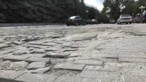 В Брянске возле цирка начали ремонт разбитой дороги из плитки