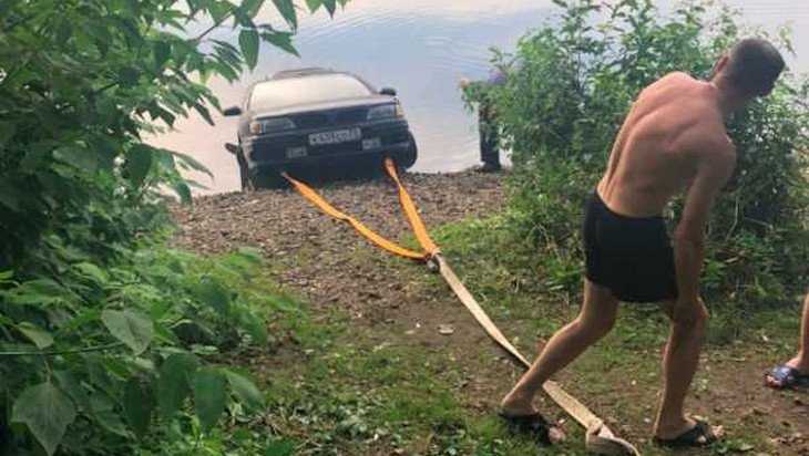 В Брянске из Десны вытащили утонувший автомобиль Nissan