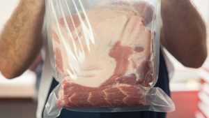 В Дятькове на торговых прилавках обнаружили опасное мясо