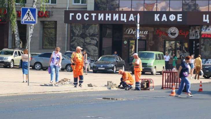 В Брянске на площади Ленина начали установку светофора