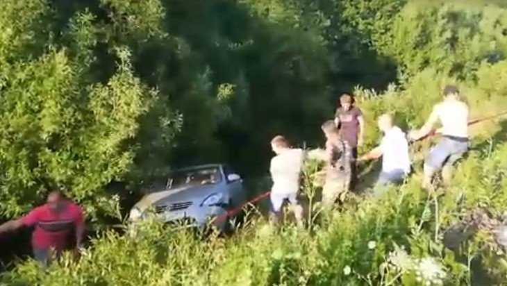 Брянцы сняли видео вытаскивания автомобиля из кювета