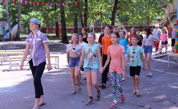 Обед в брянском лагере в День России дети заслужили русской песней