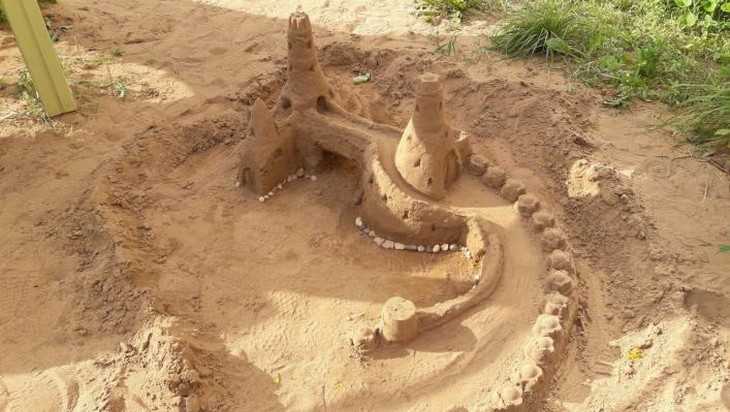 Брянцев восхитил построенный мамой с ребенком замок из песка