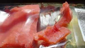 Жительница Брянска купила красную рыбу с червивой «приправой»