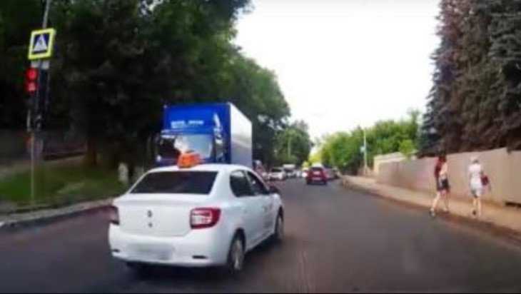 В Брянске водителя Renault наказали за обгон и проезд на красный свет