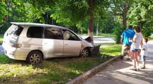 В Брянске автомобиль вылетел на газон и врезался в дерево