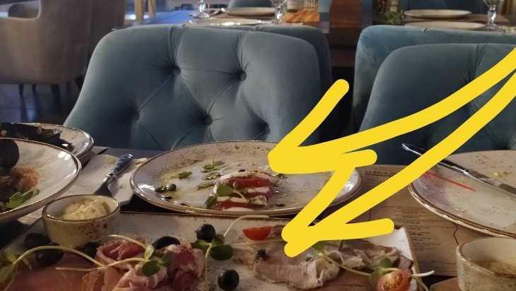 В брянском ресторане посетителей угостили роскошным блюдом с мухами