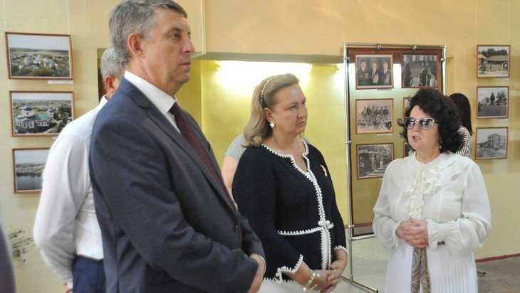 Брянский губернатор и Анна Громова встретились с краеведами в Локте