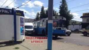 В Брянске у автовокзала столкнулись троллейбус и маршрутка
