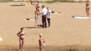 На пляже Брянска пьяного мужчину полицейский не подпустил к реке
