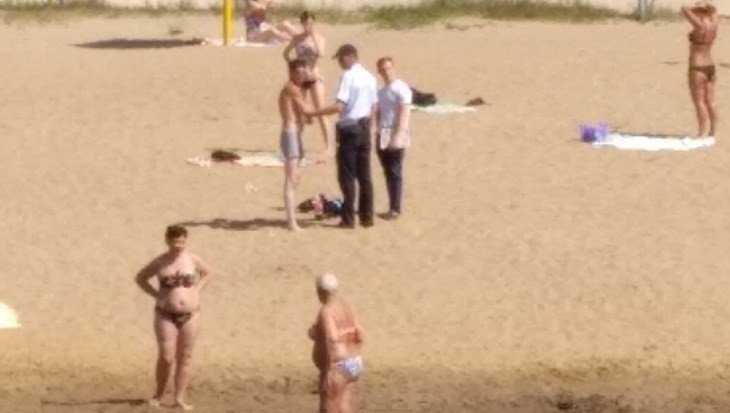 На пляже Брянска пьяного мужчину полицейский не подпустил к реке