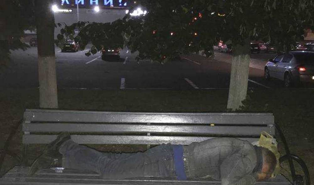 В Брянске площадь около «Линии» бродяги  превратили в ночлежку