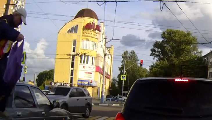 В Брянске на перекрестке странный мужчина прошелся по автомобилю