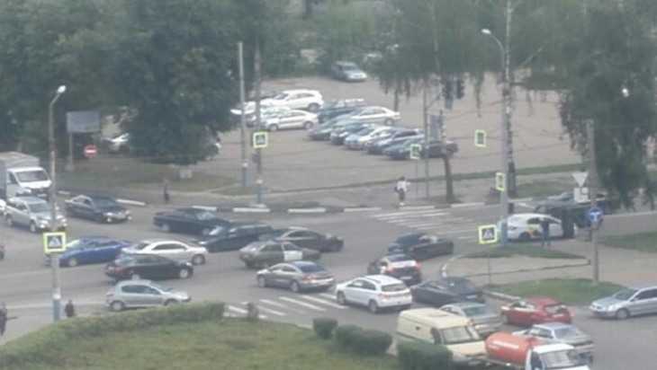 В Брянске на Советской улице случился дорожный хаос из-за светофора