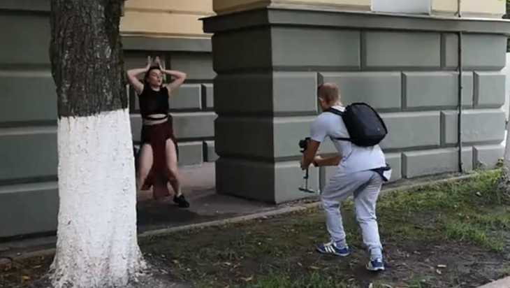 В Брянске возле областной думы сняли видео конвульсивного танца
