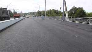 В Брянске завершили асфальтирование дороги на Первомайском мосту