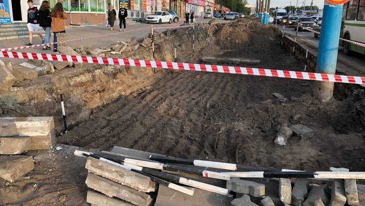 В Брянске начали дорожные работы возле мини-рынка в 5 микрорайоне