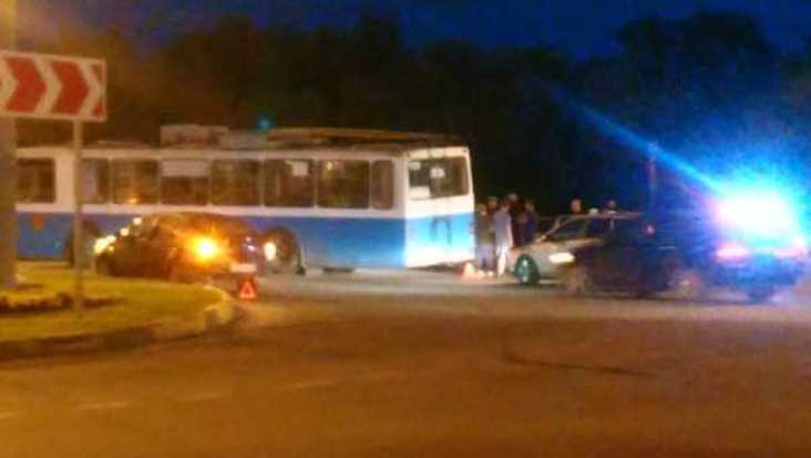 В Брянске в ДТП с троллейбусом и 2 иномарками ранена женщина