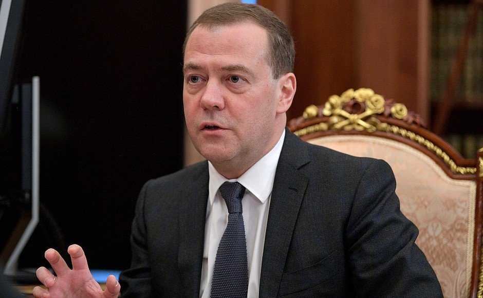 Медведев сообщил о дофинансировании регионов на школьные автобусы и «скорые»