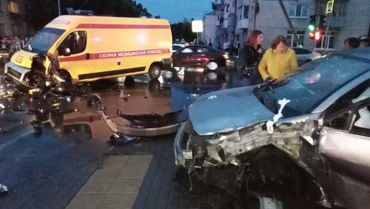 Автомобиль «Рено» врезался в скорую помощь на Новостройке